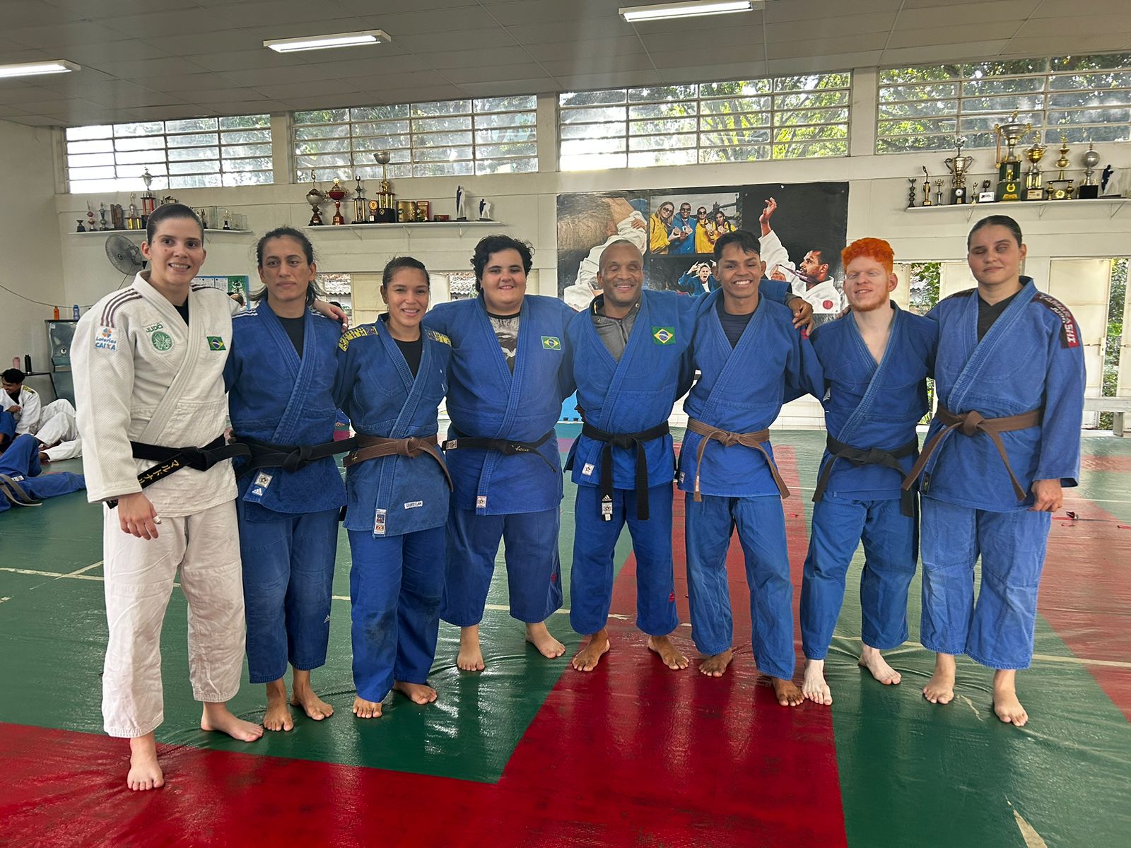 Na imagem, atletas judocas em treino no centro esportivo